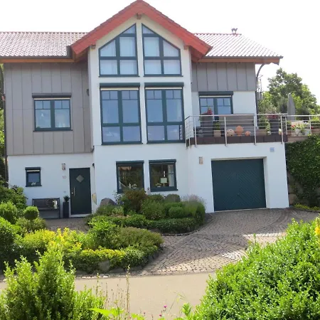 Holiday Flat With Idyllic Garden In Daun Zewnętrze zdjęcie
